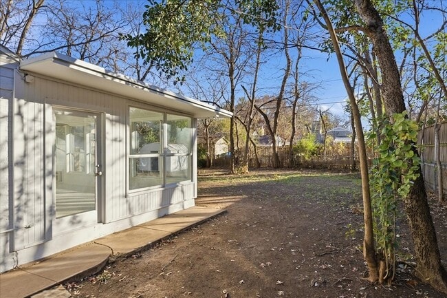 Building Photo - 6417 Darwood Ave