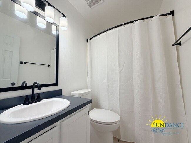 Building Photo - Charming 2BR townhome just steps from beautiful Cinco Bayou in Fort Walton Beach!