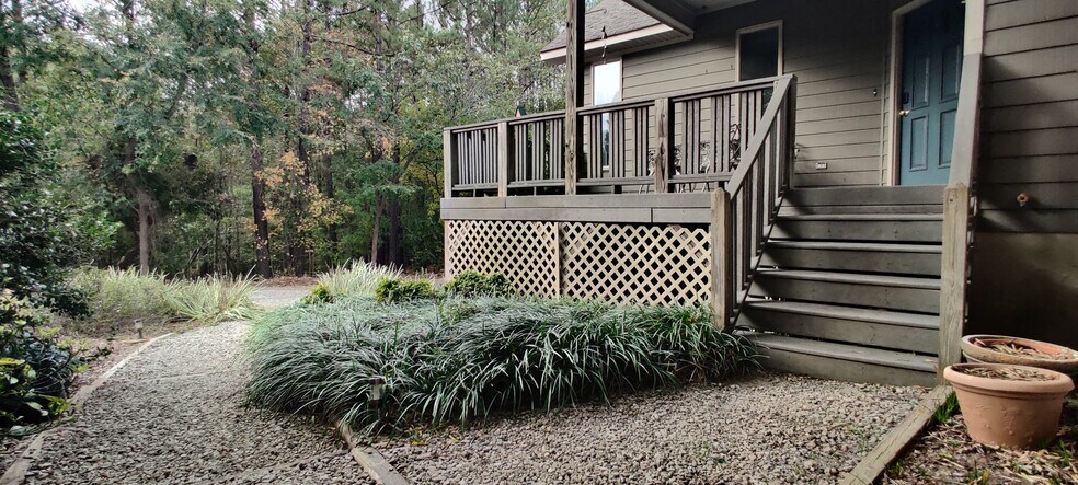 Building Photo - 250 Paddock Dr