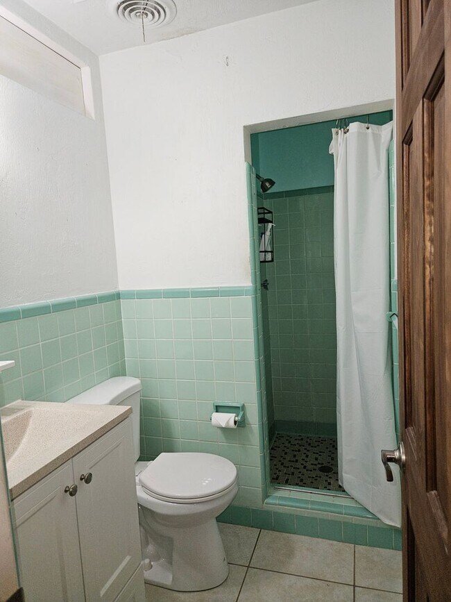 Building Photo - BEAUTIFUL 4 BEDROOM 2 BATH HOME IN THE BEA...