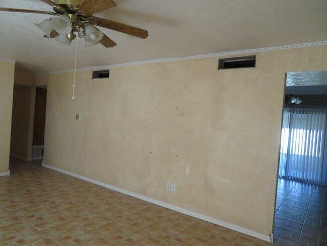 Building Photo - AVAILABLE NOW-Large 3 Bedroom, 2 Bath home for Rent