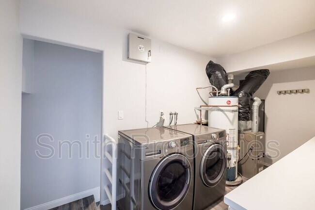 Building Photo - 604 N Irena Ave