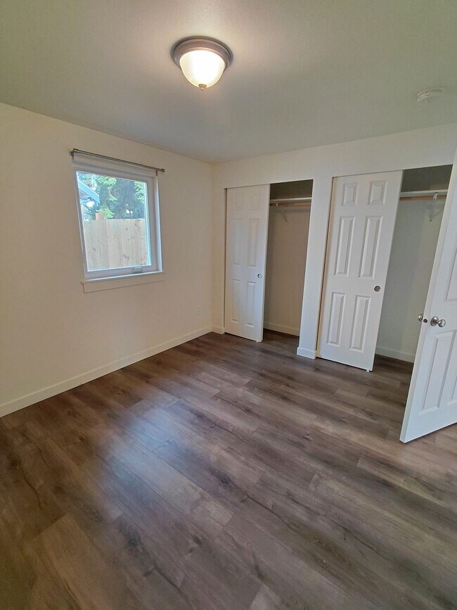 Building Photo - Cozy updated 1 bedroom with rooftop deck