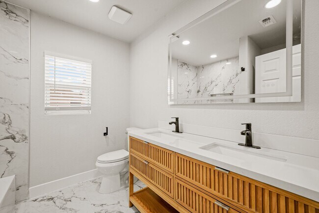 Building Photo - BEAUTIFUL 4 BEDROOM PROPERTY LOCATED IN BU...