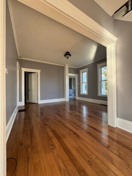 Building Photo - 1104 Pleasant St