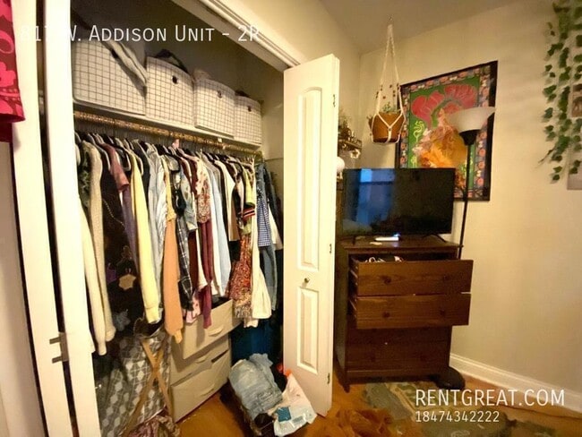 Building Photo - 817 W Addison St