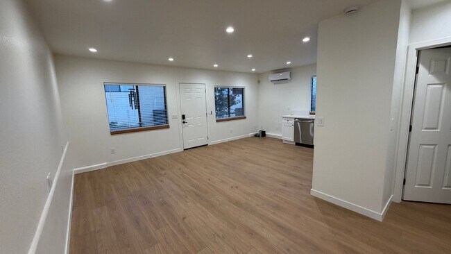 Building Photo - 1527 Calavo Rd