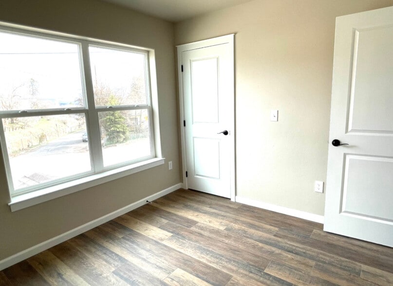 Large windows great light quality window coverings included - 1005 Prospect St