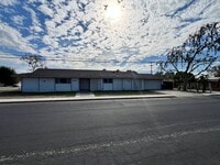 Building Photo - Spacious 3 Bedroom, 2 Bath home on corner lot