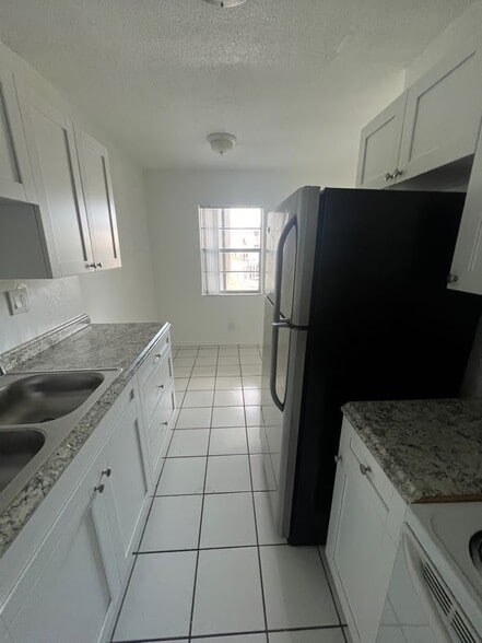 Building Photo - 374 Sunshine Dr