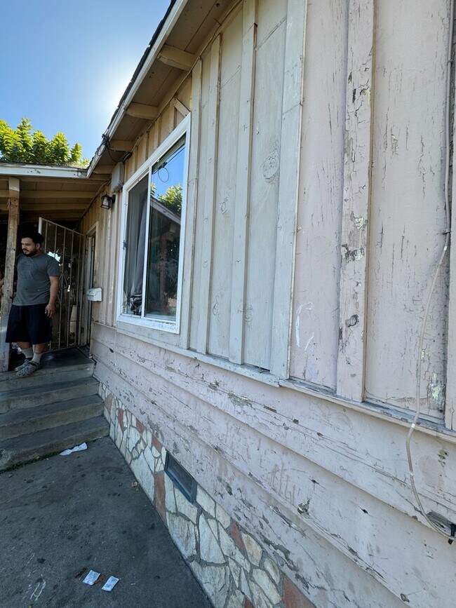 Building Photo - La Habra Duplex
