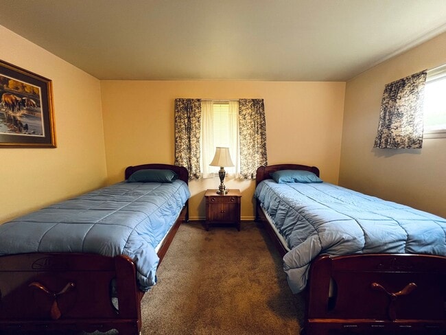 Building Photo - Fully Furnished home- perfect for traveling medical professionals!