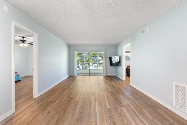 Building Photo - 124 Lake Constance Dr