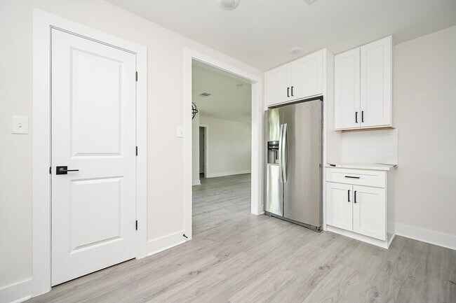 Building Photo - 226 Hyta St