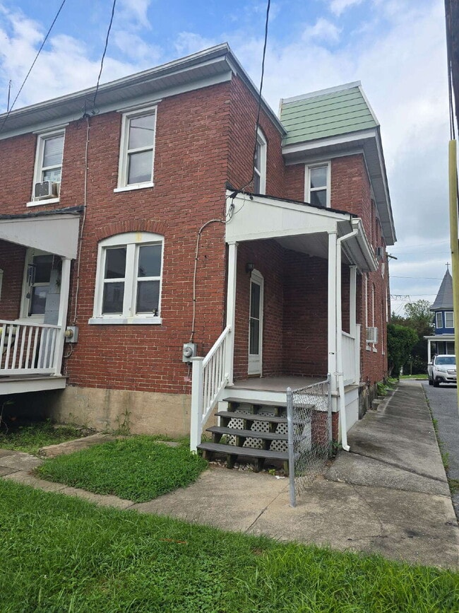Building Photo - "Charming 3-Bed Duplex with Gleaming Hardwood Floors in Brunswick, MD!"