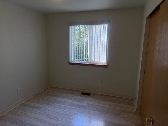 Building Photo - **Half off second month's rent**