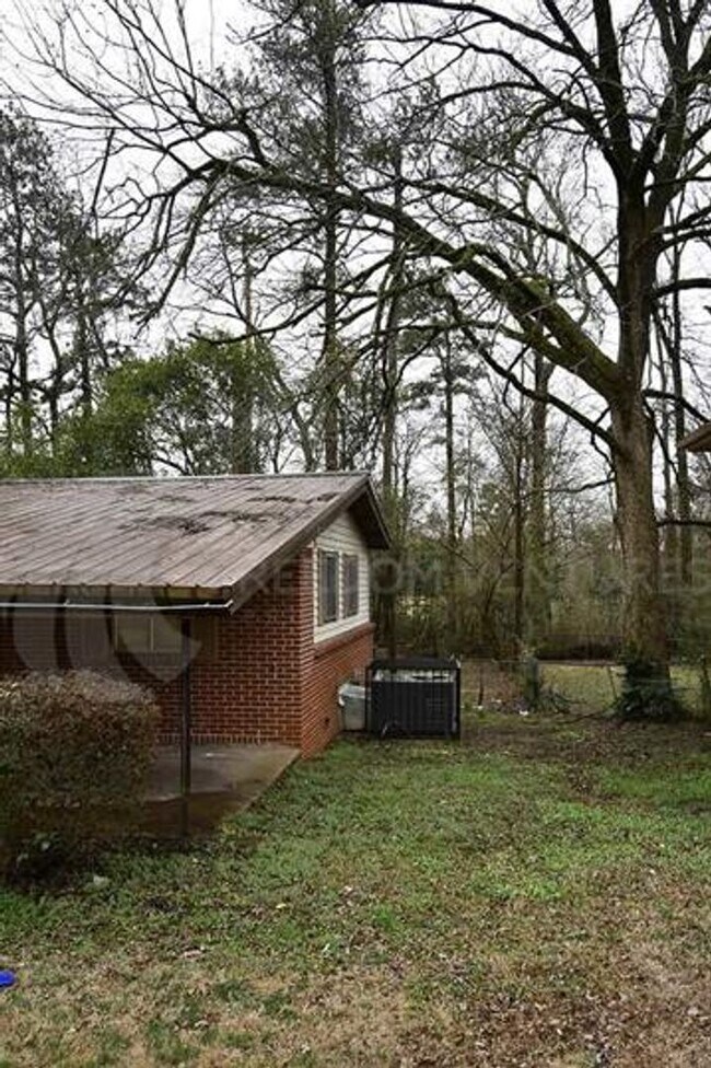Building Photo - Charming 3BR/2BA Brick Home with Fenced Yard