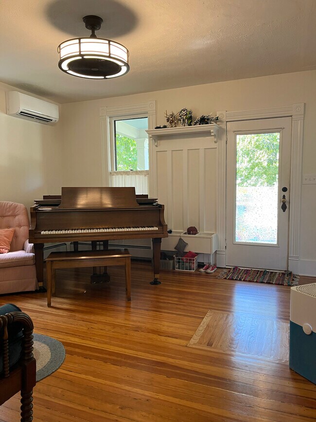 Entry room - 700 Illinois St