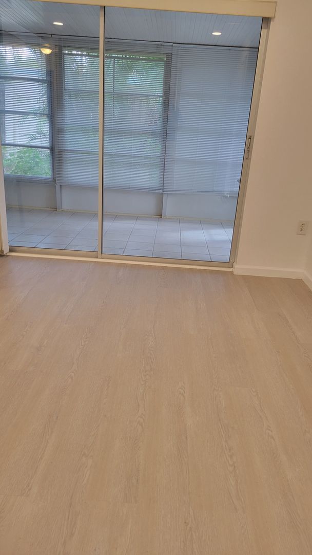 Building Photo - Annual unfurnished nicely renovated 2/2 villa near the Ringling Museum