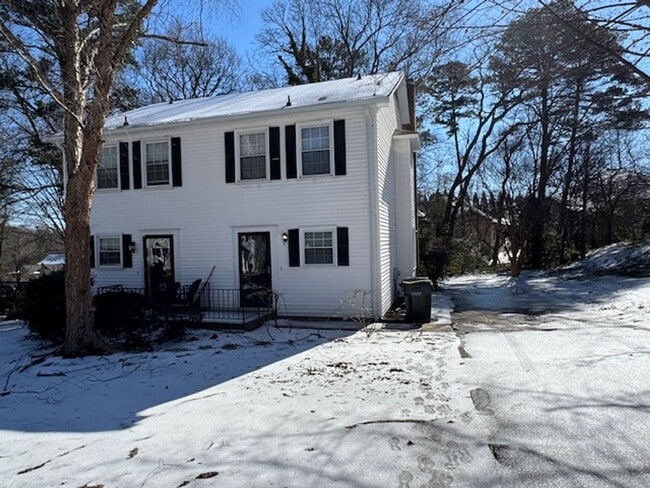 Building Photo - Great Location ! This 2 bedrooms, 1.5 bath townhome is conveniently located in Greer close to sho...