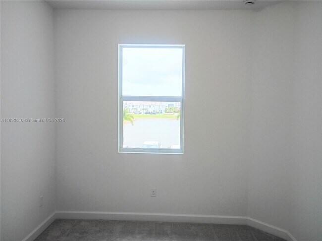 Building Photo - 329 SE Crossoak Ln
