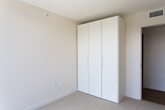 Building Photo - Surround Yourself in Luxury! Symphony Honolulu!