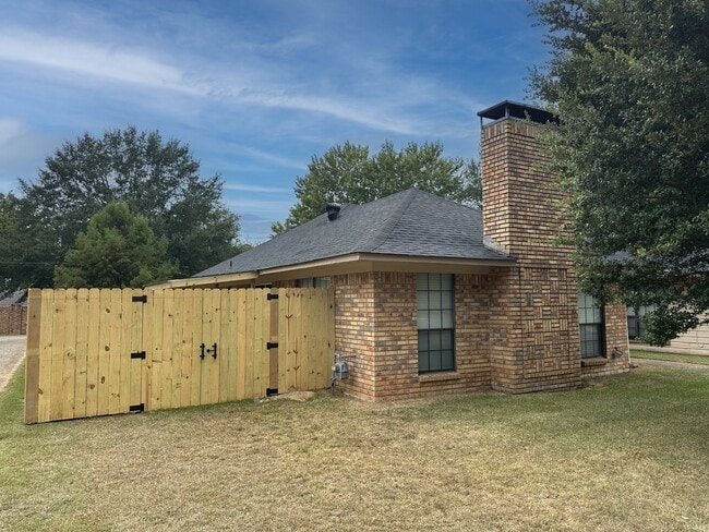 Building Photo - 5805 Sidney Dr