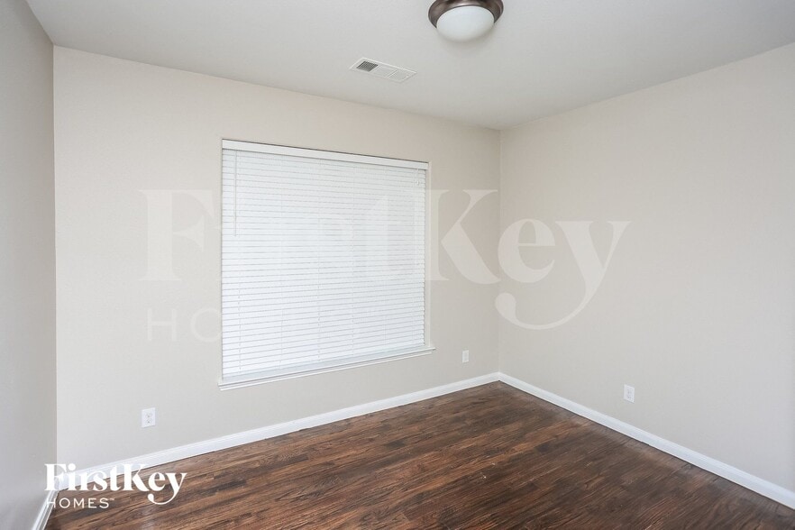 Building Photo - 202 Brook Ct