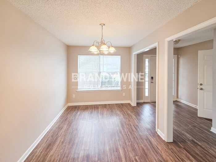 Building Photo - 6202 Hickory Ln Cir