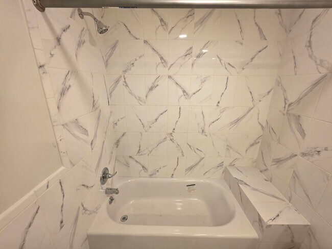 Building Photo - Newly Renovated 3 Bedroom Apartment - Poug...