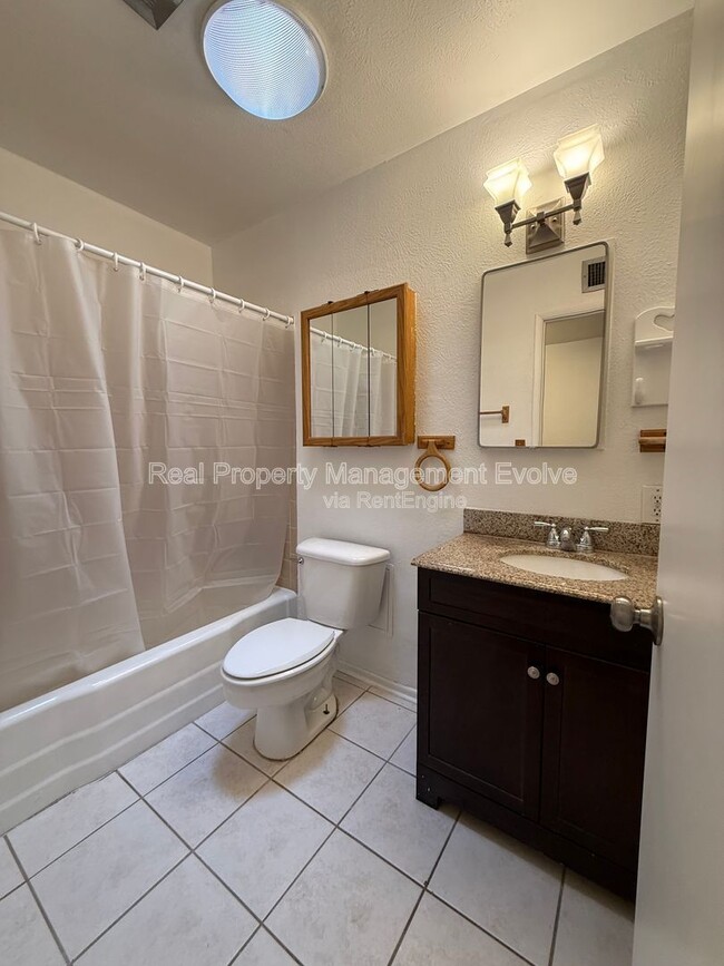 Building Photo - 2332 W Diana Ave