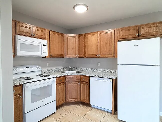 Building Photo - Spacious two-bedroom townhome