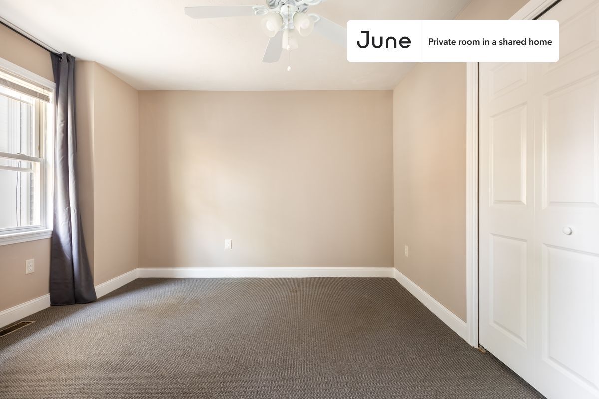 Building Photo - Private bedroom in 4 bed/2 bath Home