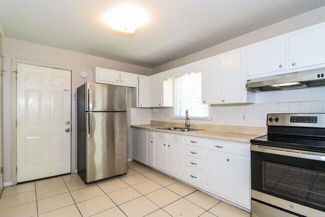 Building Photo - 5509 Joeclay Dr