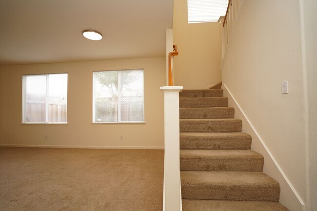 Building Photo - Spacious Home in Excellent Location!