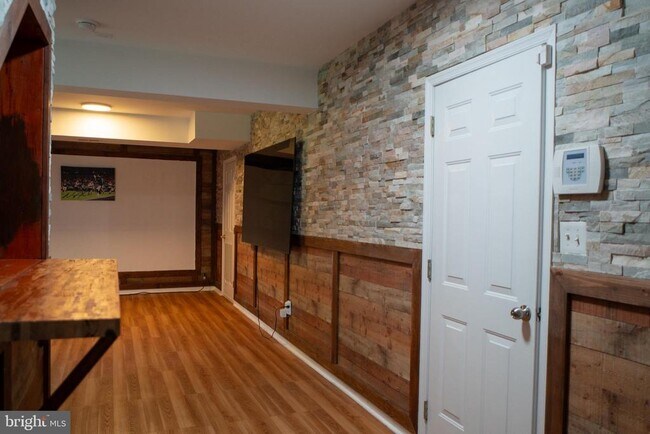 Building Photo - 102 Thomas Ln