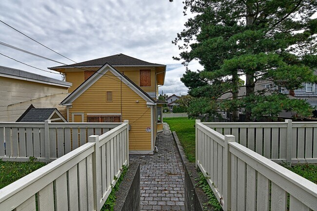 Building Photo - 2108 Hoyt Ave