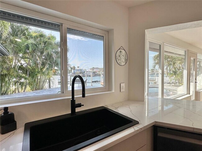 Building Photo - 320 Palm Island NE