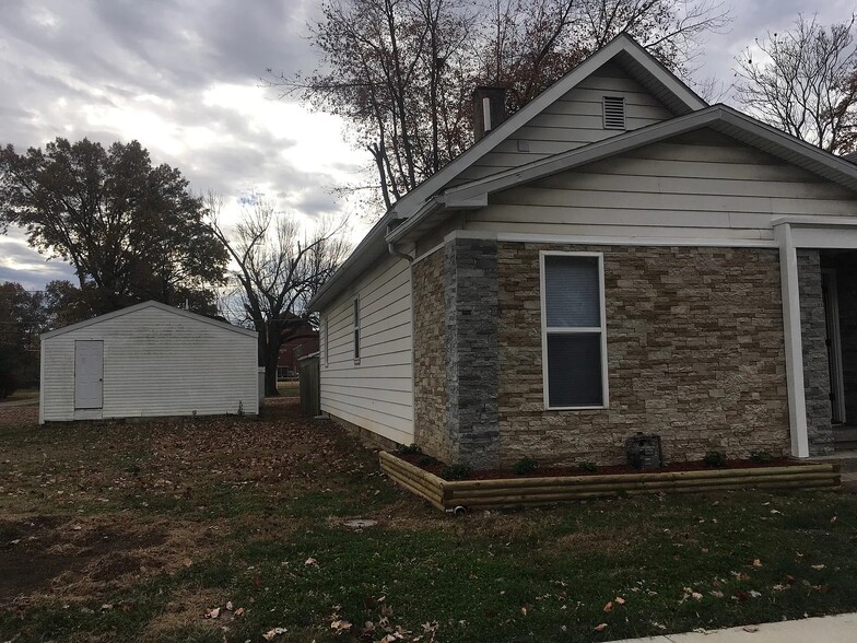 Building Photo - 1313 East Walnut