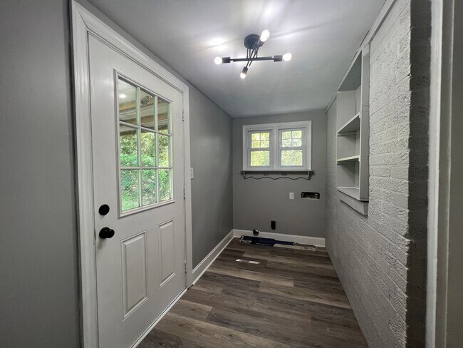 Building Photo - Available to Show