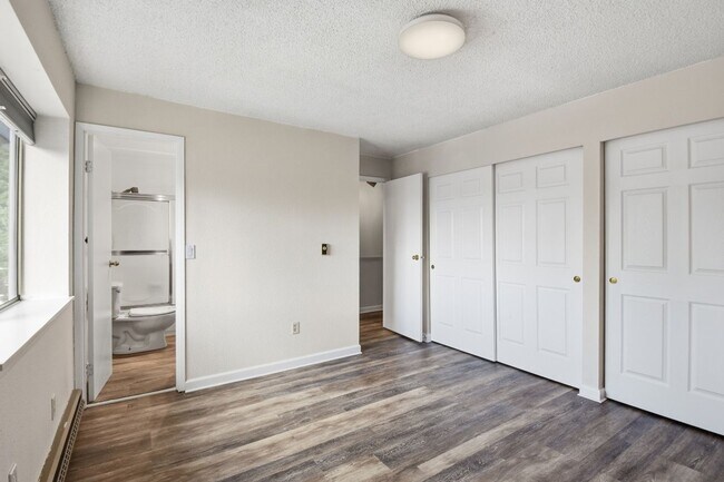 Building Photo - 2Bd/1.5Ba Bellevue Townhouse