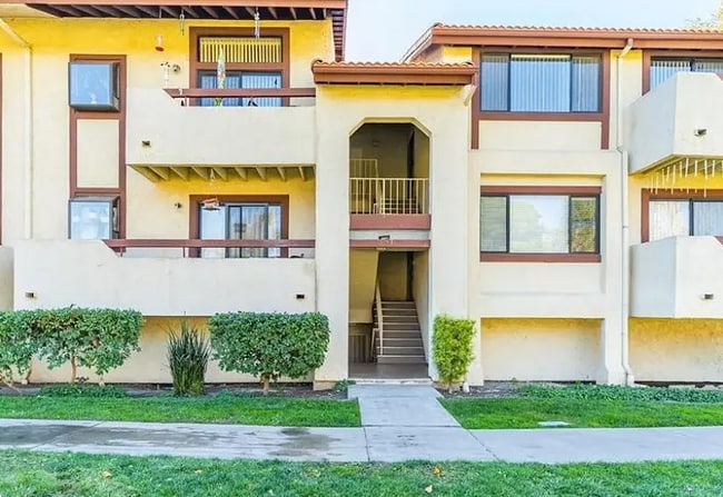 Primary Photo - 18085 Sundowner Way