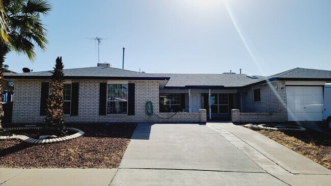 Building Photo - Adorable 2 bdrm, 2 bath apartment in West ...