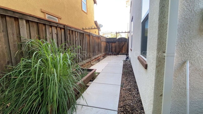 Building Photo - 172 W Viola St