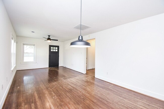 Building Photo - 413 W 10th St