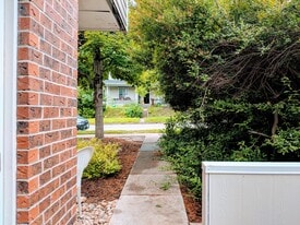 Building Photo - 1111 Maxwell Ave #123