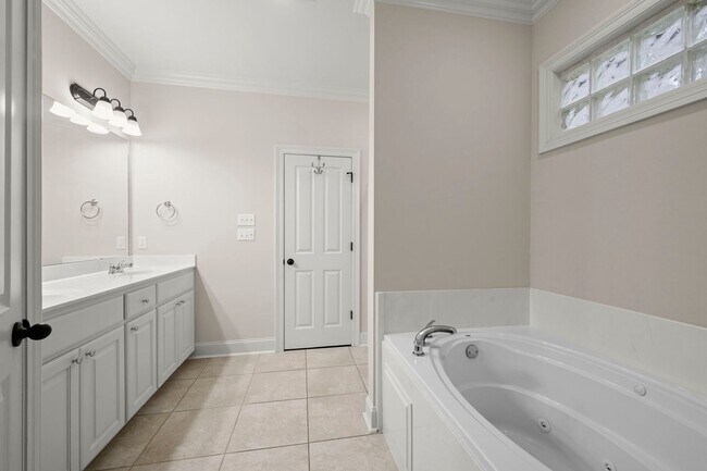 Building Photo - 14835 Pendleton Way