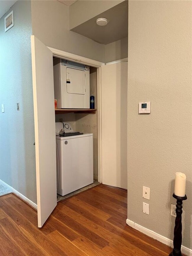 Building Photo - Beautiful 2 bedroom 1 bath condo