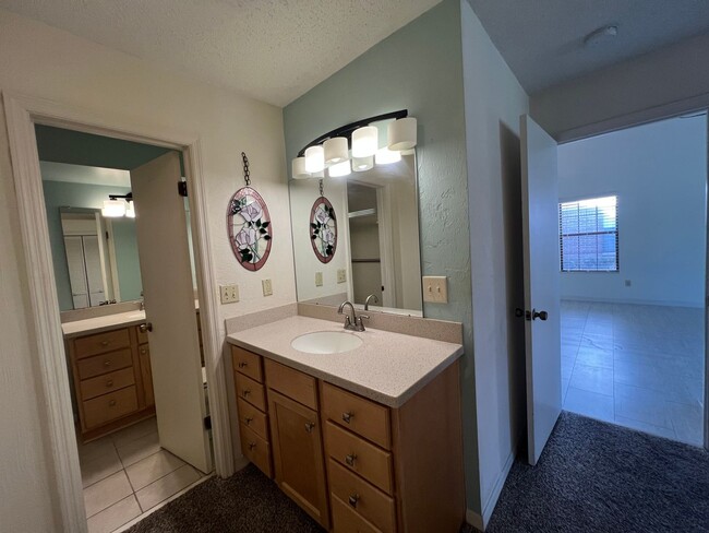 Building Photo - Beautiful 3 bed 2.5 bath townhome