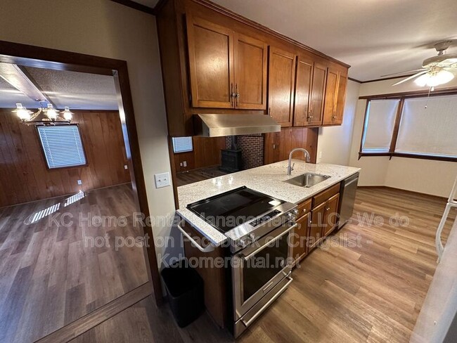 Building Photo - 7839 Robinson St